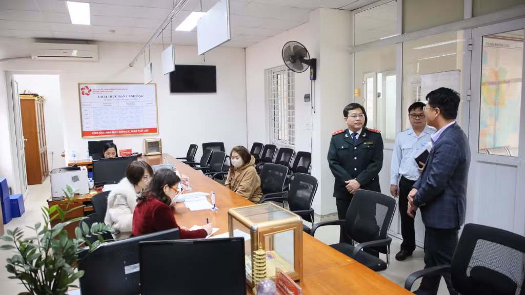 Đoàn công tác kiểm tra đột xuất kỷ luật, kỷ cương, đạo đức thực thi công vụ tại phường Trần Hưng Đạo (TP Hạ Long).