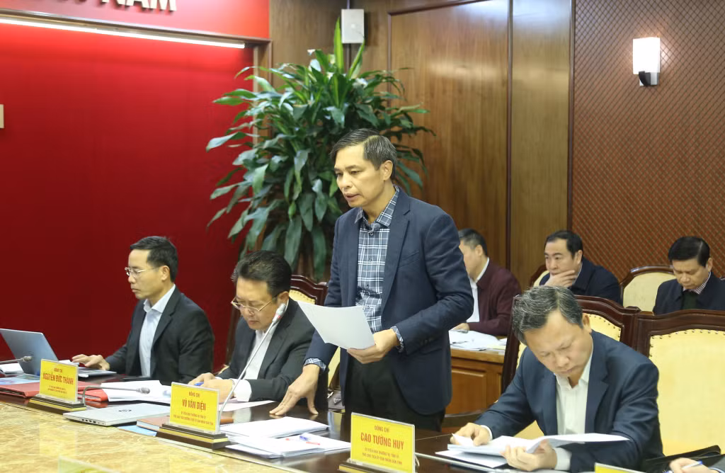 Đồng chí Vũ Văn Diện, Phó Chủ tịch Thường trực UBND tỉnh, báo cáo kịch bản tăng trưởng kinh tế năm 2025.