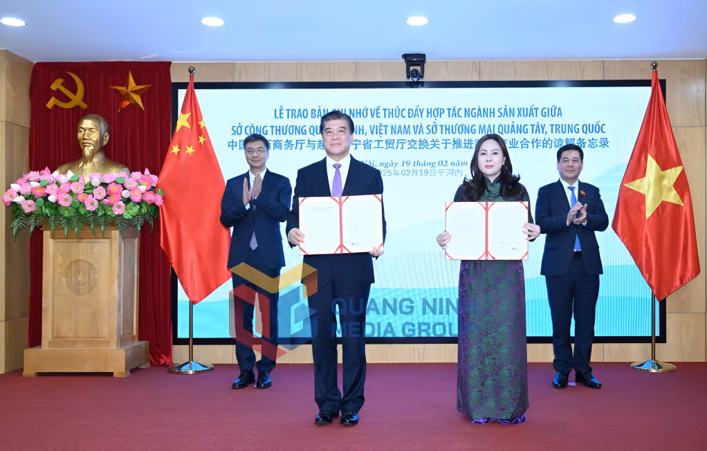 Lãnh đạo Sở Công Thương tỉnh Quảng Ninh (Việt Nam) và Sở Thương mại Khu tự trị dân tộc Choang Quảng Tây (Trung Quốc) ký kết Bản ghi nhớ về thúc đẩy hợp tác ngành sản xuất. Ảnh: Sở Công Thương cung cấp