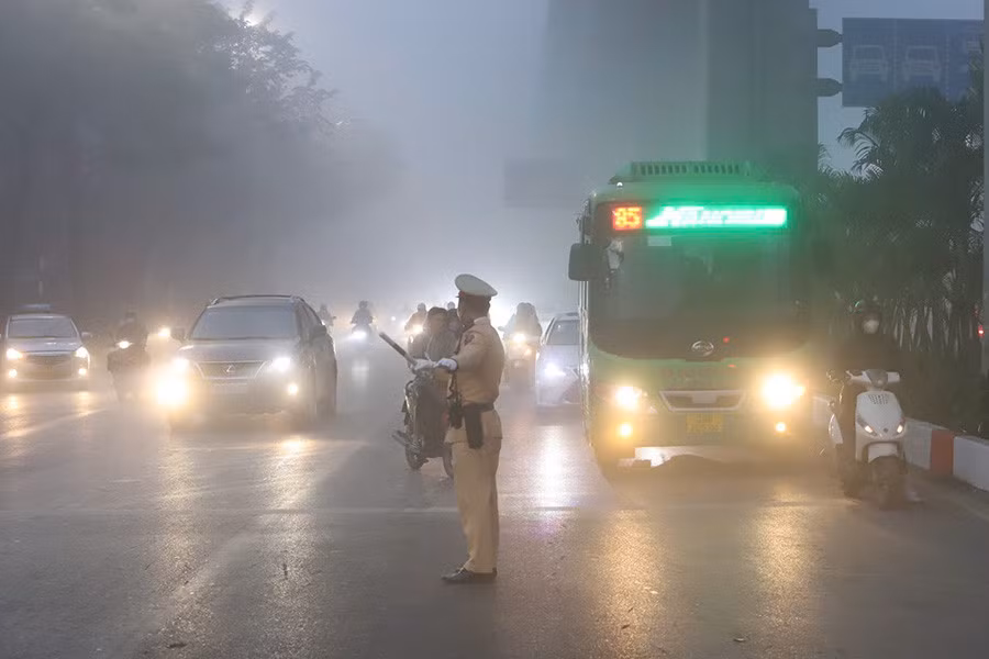 Người dân chấp hành sự điều tiết của lực lượng chức năng trên đường, nhất là trong thời điểm có mưa phùn, đường trơn trượt. Ảnh: Tiến Trạch