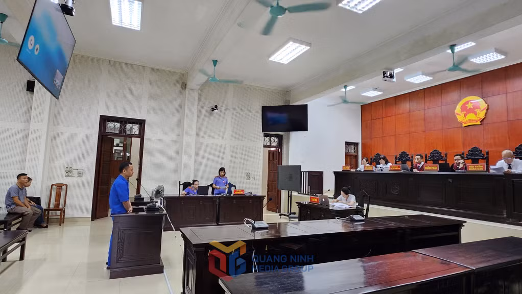 Kiểm sát viên VKSND tỉnh thực hành quyền công tố và kiểm sát xét xử án hình sự.