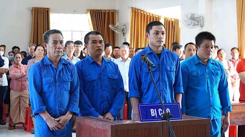 Nhóm 4 ngư dân bị đưa ra xét xử vì tháo thiết bị giám sát hành trình tàu cá để đánh bắt thủy sản trái phép.
