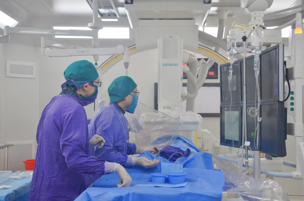 Bác sĩ Khoa Chẩn đoán hình ảnh (Bệnh viện Đa khoa tỉnh) thực hiện ca nút phình mạch não bằng vòng xoắn kim loại (coil) kết hợp bóng chẹn nút mạch cho người bệnh. Ảnh: Nguyễn Hoa