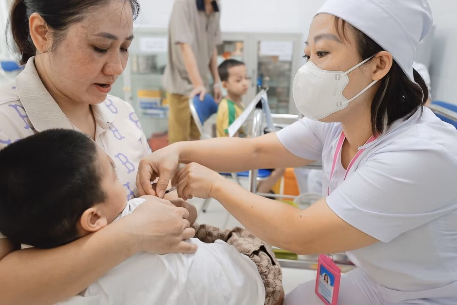 Tiêm vaccine phòng sởi cho trẻ. Ảnh: PV