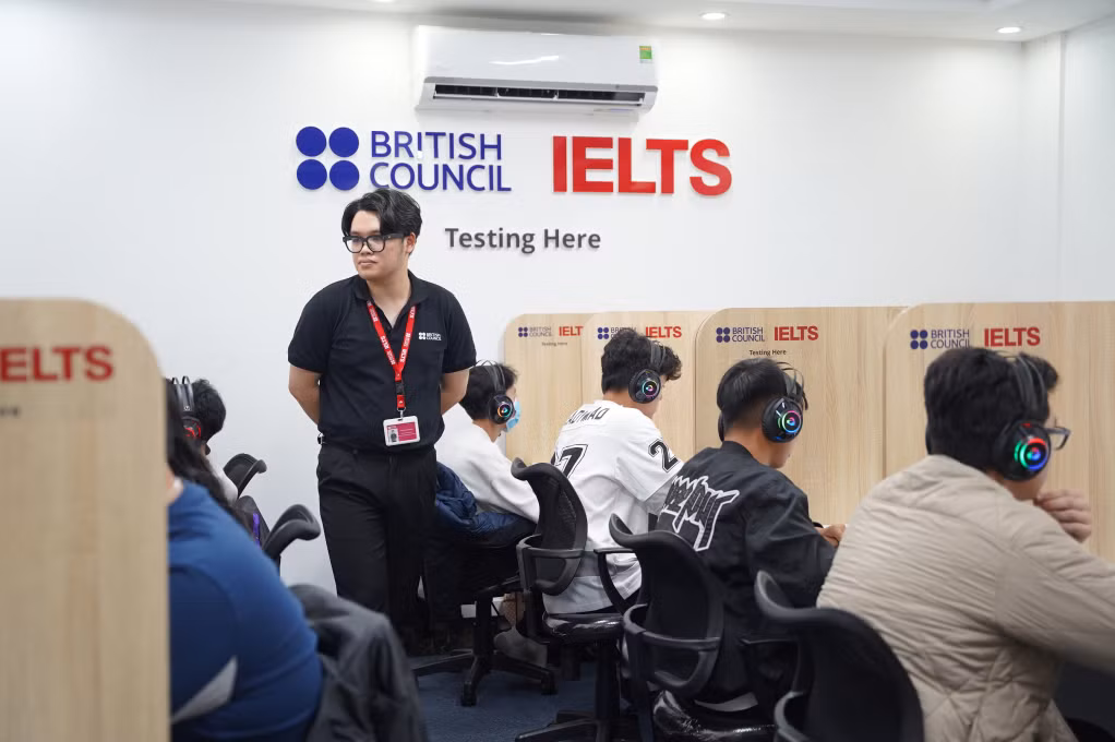 ... và tham gia thi thử trên máy tính tại Địa điểm thi PISA IELTS.