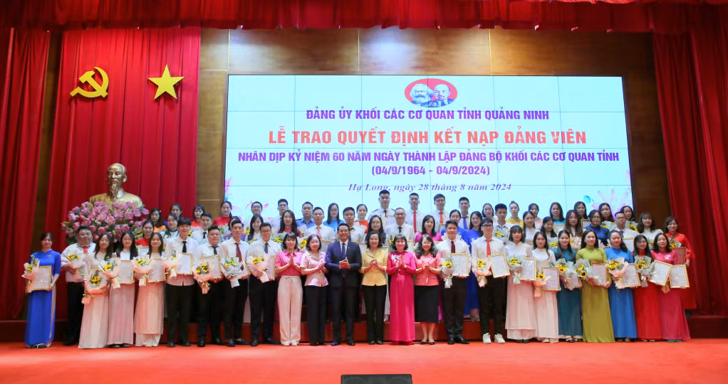 60 đảng viên ưu tú đại diện cho 131 quần chúng được kết nạp Đảng trong năm 2024 vinh dự được kết nạp vào Lớp đảng viên 60 năm Ngày thành lập Đảng bộ Khối các cơ quan tỉnh. Ảnh: Minh Hà
