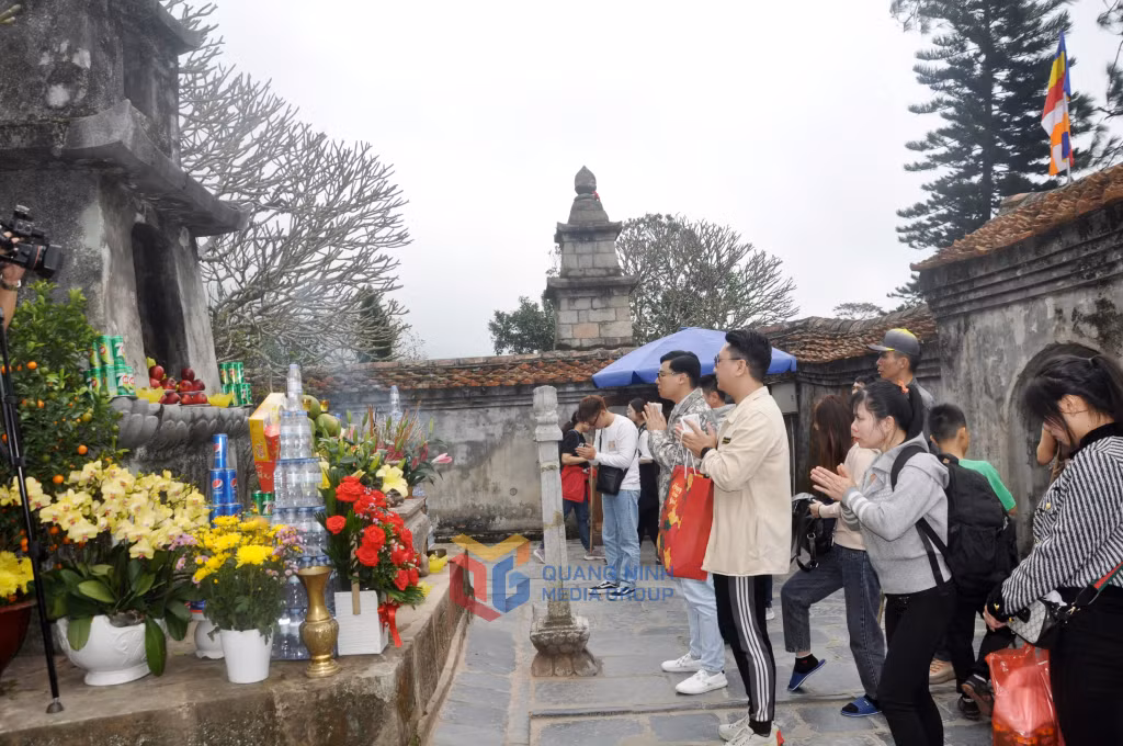 Người dân, du khách dâng hương tại tháp Tổ, nơi đặt xá lỵ Phật hoàng Trần Nhân Tông tại Yên Tử.