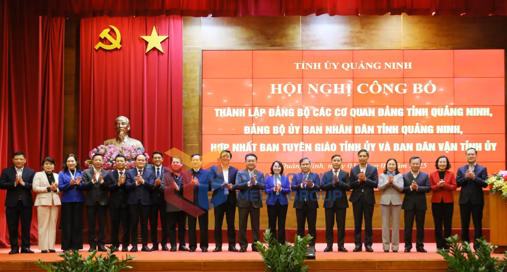 Ban Thường vụ Tỉnh ủy chụp ảnh lưu niệm với các Đảng bộ, cơ quan trực thuộc Tỉnh ủy mới thành lập và hợp nhất (2-2025). Ảnh: Thu Chung