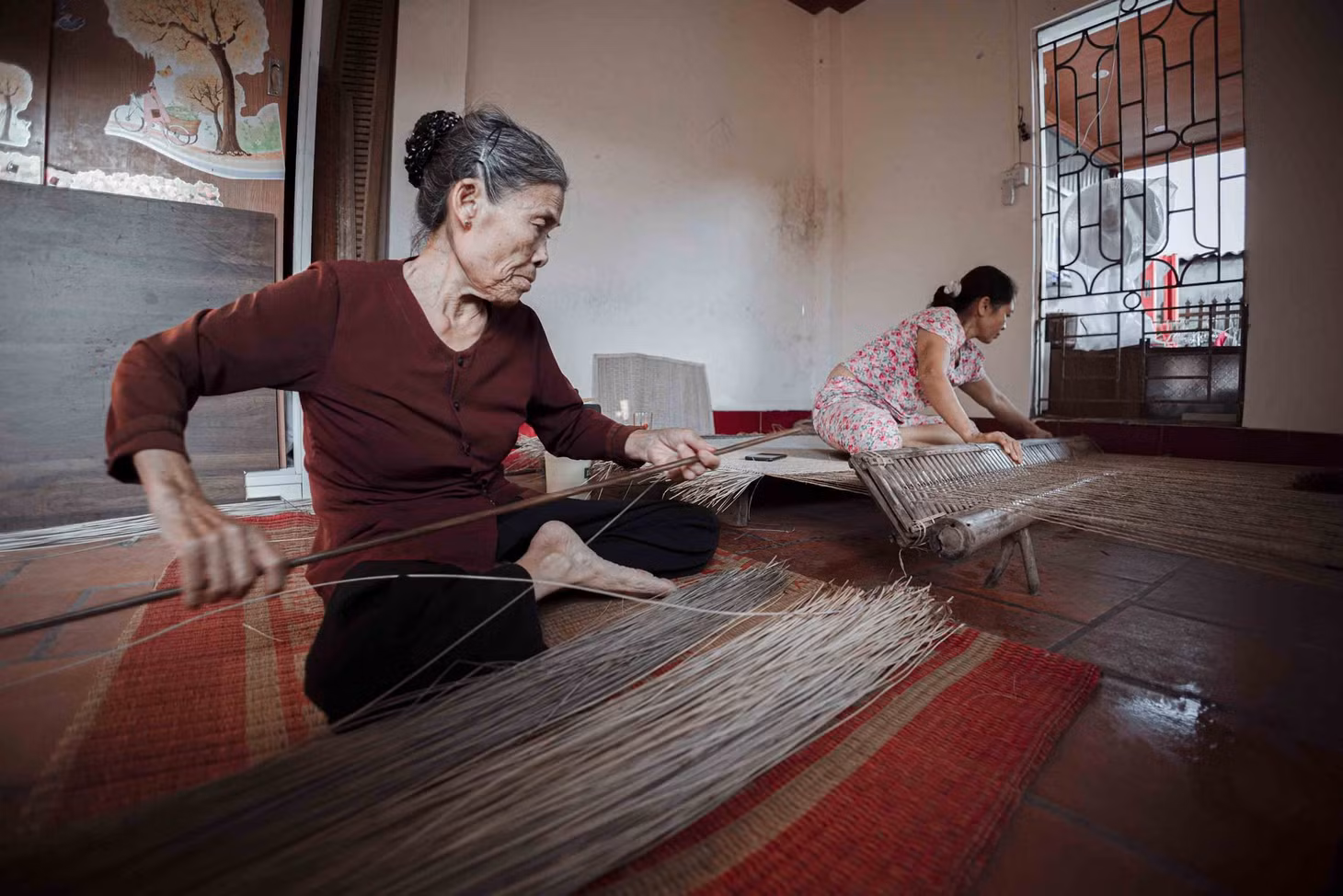 Cách thành phố Thái Bình hơn 40km, du khách đến làng Hới – tên gọi khác của thôn Hải Triều, xã Tân Lễ, huyện Hưng Hà, sẽ có dịp tìm hiểu nghề dệt chiếu với lịch sử hàng trăm năm. Ảnh: Nguyễn Hồng Sơn