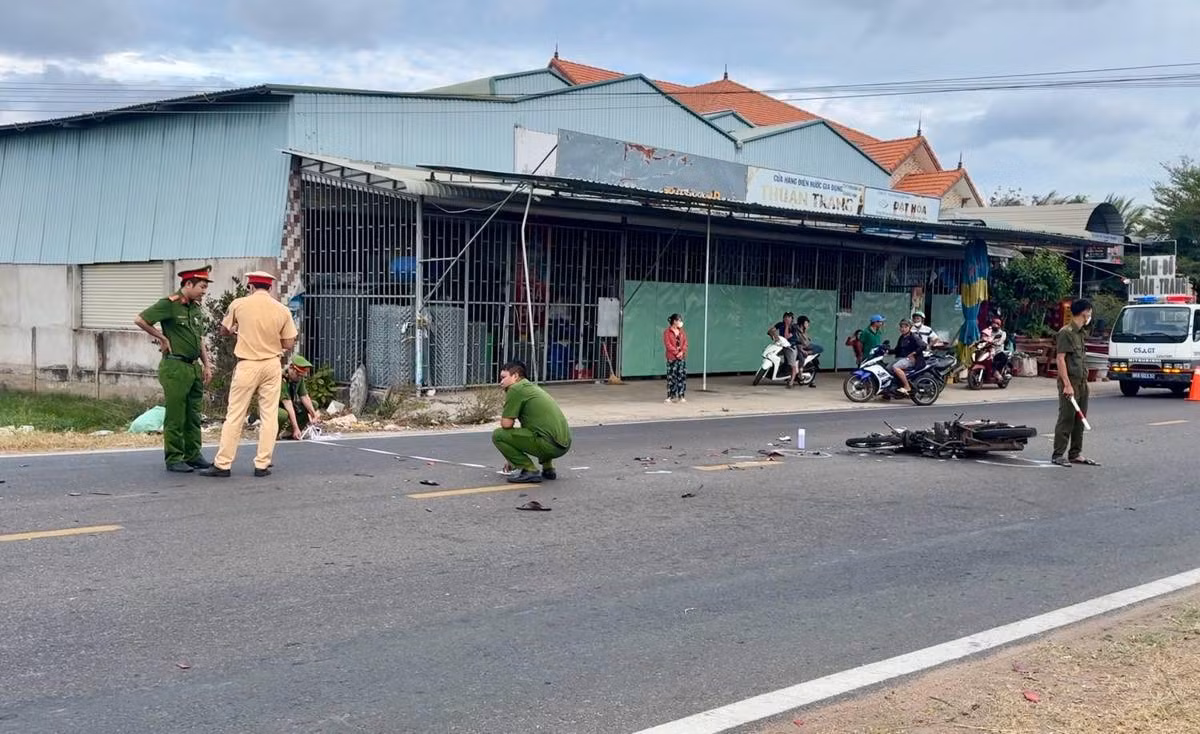 Công an khám nghiệm hiện trường. Ảnh: Duy Tuấn