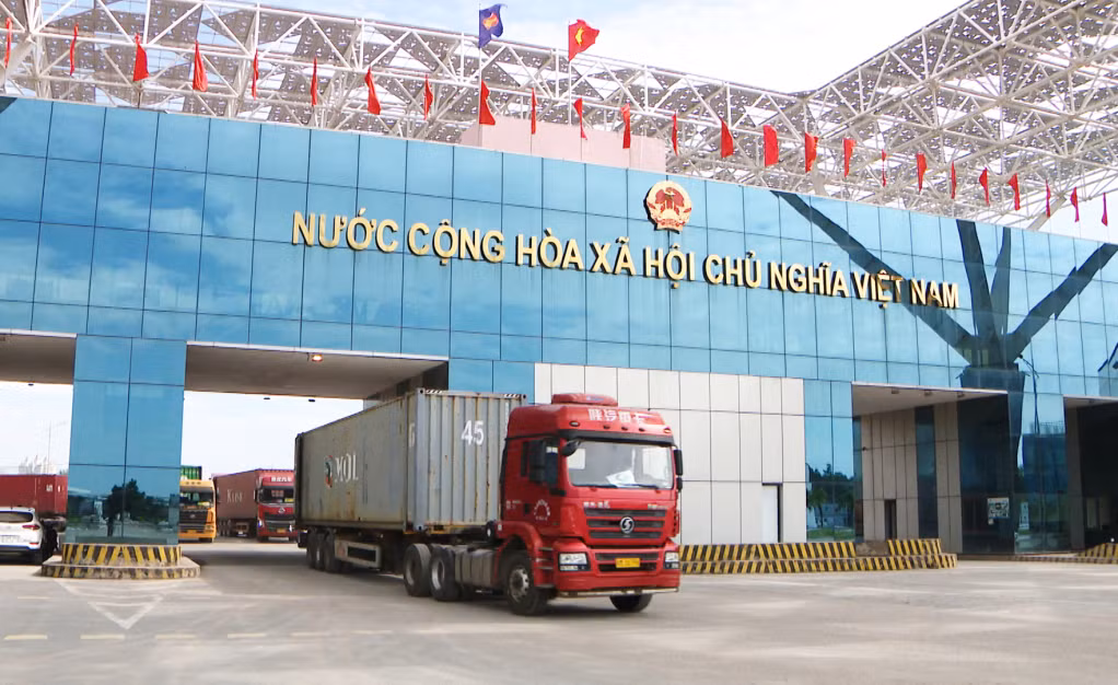 Hoạt động XNK tại cầu Bắc Luân II có nhiều khởi sắc.
