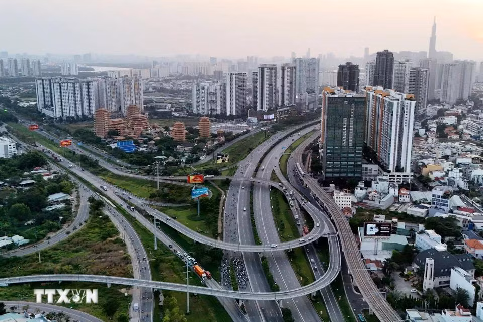 Nút giao Cát Lái trên Xa lộ Hà Nội-Võ Nguyên Giáp, tuyến giao thông huyết mạch xuyên qua thành phố Thủ Đức, nối Thành phố Hồ Chí Minh với các tỉnh Đông Nam bộ. (Ảnh: Hồng Đạt/TTXVN)