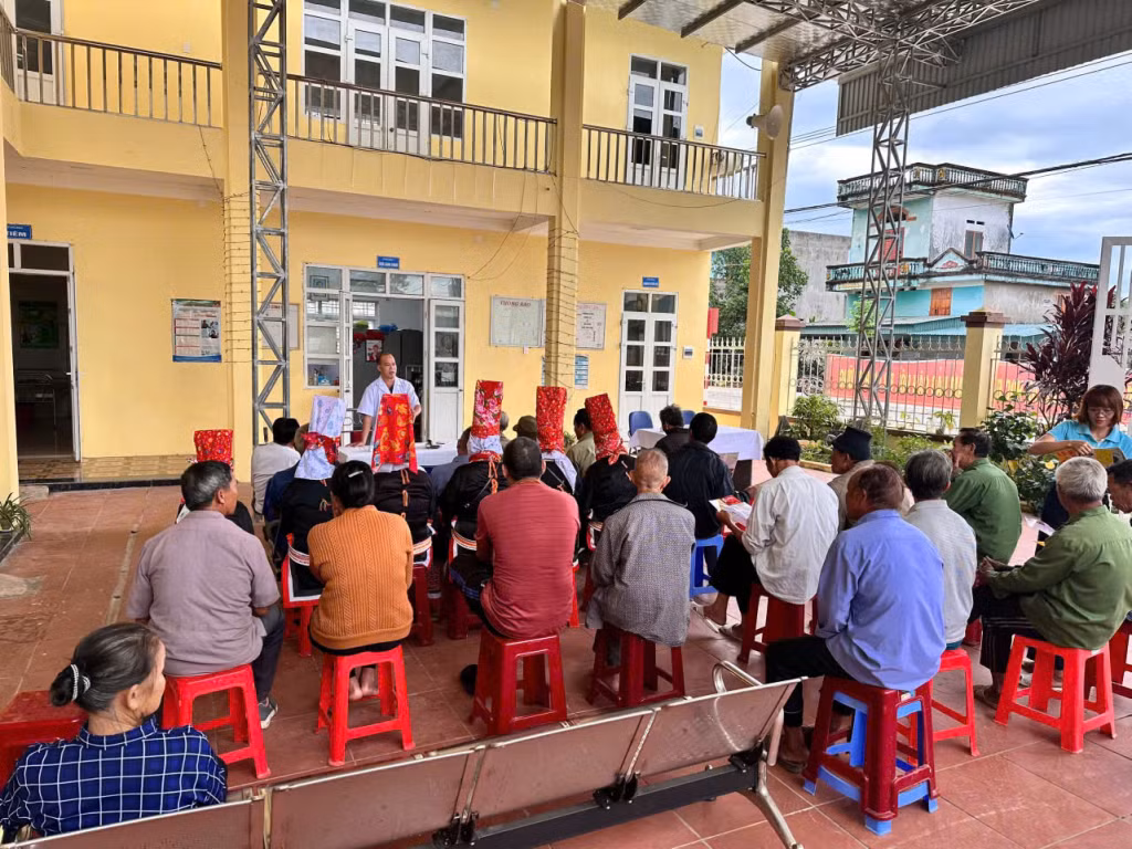 Tuyên truyền cho bà con xã Quảng Lâm về phòng chống dịch bệnh. (Ảnh nhân vật cung cấp)