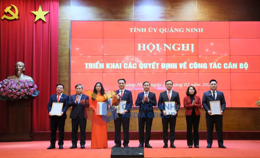 Thường trực Tỉnh ủy trao quyết định thành lập Sở Khoa học và Công nghệ và tặng hoa chúc mừng (2-2025). Ảnh: Minh Hà