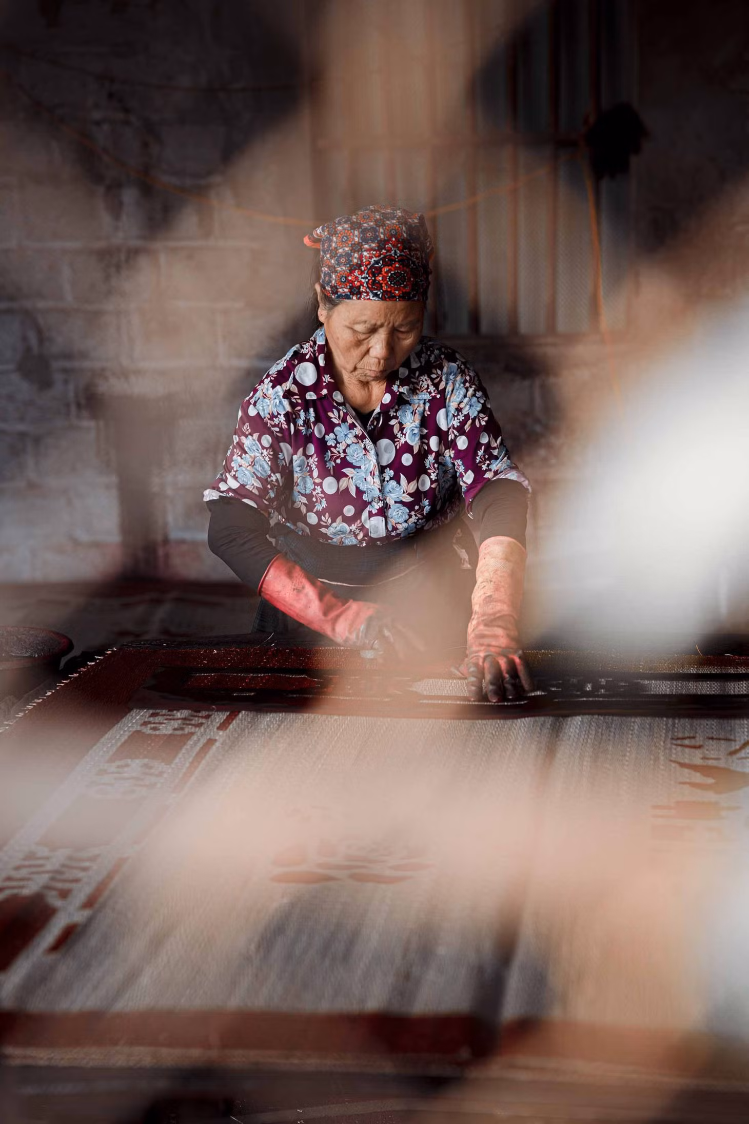 Phương pháp dệt này rất khó, đòi hỏi người thợ phải có kinh nghiệm và sáng tạo. Điều đó tạo nên nét độc đáo riêng có của chiếu cói làng Hới, khiến sản phẩm luôn được người tiêu dùng và du khách tìm đến. Ảnh: Nguyễn Hồng Sơn