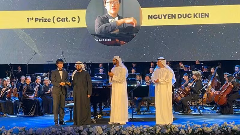Nguyễn Đức Kiên nhận giải Nhất cuộc thi Piano Quốc tế Fujairah lần thứ 6 tại Các Tiểu vương quốc Ả rập thống nhất (UAE).