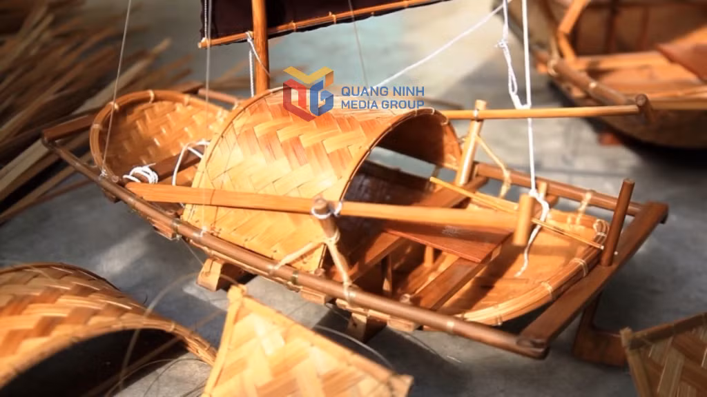 Một vài hộ gia đình đã nỗ lực sáng tạo ra sản phẩm thuyền nan, thuyền gỗ lưu niệm, trở thành sản phẩm OCOP của TX Quảng Yên, tuy lượng tiêu thụ chưa nhiều.