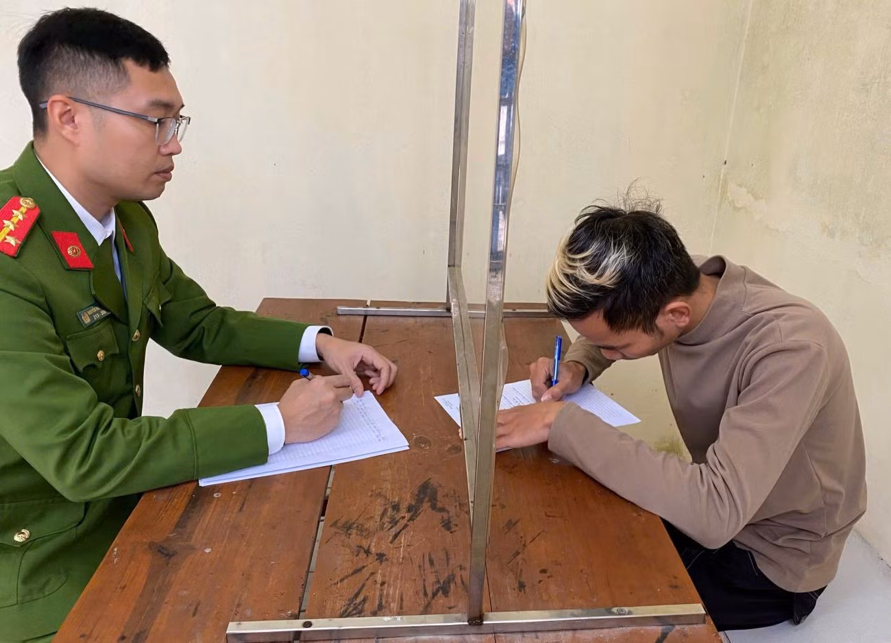 Bị can Tạ Tiến Đạt tại cơ quan điều tra. Ảnh: Công an cung cấp