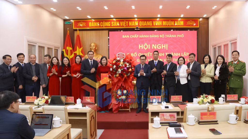 2025-02_Lãnh đạo Thành uỷ Móng Cái trao Quyết định thành lập và tặng hoa chúc mừng Ban Tuyên giáo và Dân vận Thành uỷ. Ảnh: Hữu Việt.