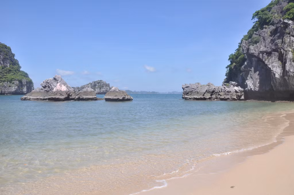 Bãi Cát Oăn hoang sơ dự kiến sẽ được đưa vào khai thác phục vụ dòng khách cao cấp khi đến với Vịnh Hạ Long.