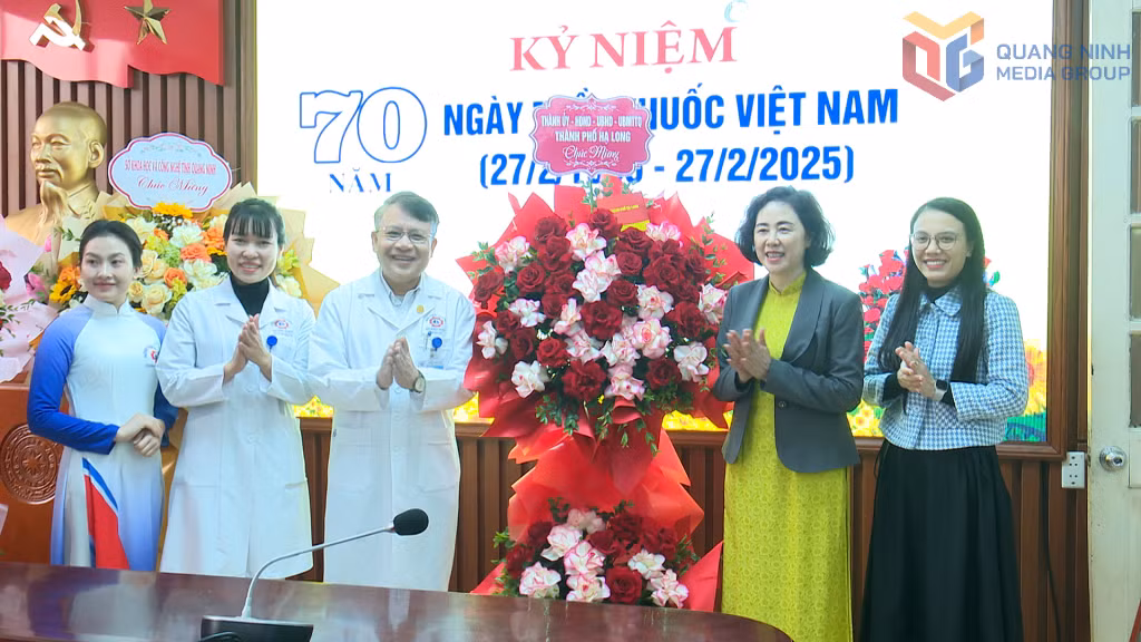 Đồng chí Vũ Thị Mai Anh, Phó Bí thư TT Thành ủy, Chủ tịch HĐND Thành phố thăm, chúc mừng Bệnh viện Đa khoa tỉnh Quảng Ninh.