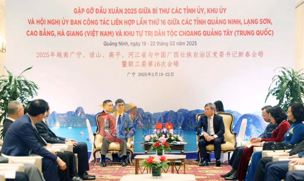 Đồng chí Bí thư Tỉnh ủy Quảng Ninh trao đổi với đồng chí Bí thư Khu ủy Khu tự trị Dân tộc Choang Quảng Tây (2-2025). Ảnh: PV