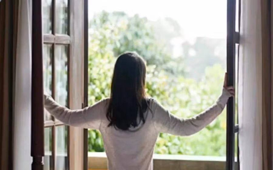 Mở cửa sổ để thông gió khi thời tiết đẹp là cách tốt nhất và hiệu quả nhất để tăng hàm lượng oxy trong không khí trong nhà. (Ảnh: ITN)
