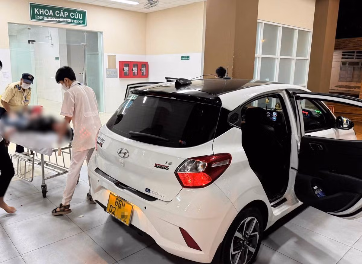 Thời điểm nạn nhân bị chém được đưa đến bệnh viện cấp cứu. Ảnh: Duy Tuấn