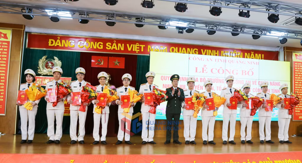 Lãnh đạo Công an tỉnh trao quyết định về công tác cán bộ đối với các đồng chí lãnh đạo cấp phòng và tương đương thuộc Công an tỉnh.