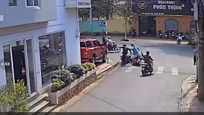 Hai nam thanh niên lao vào đánh người sau va chạm giao thông. Ảnh chụp màn hình