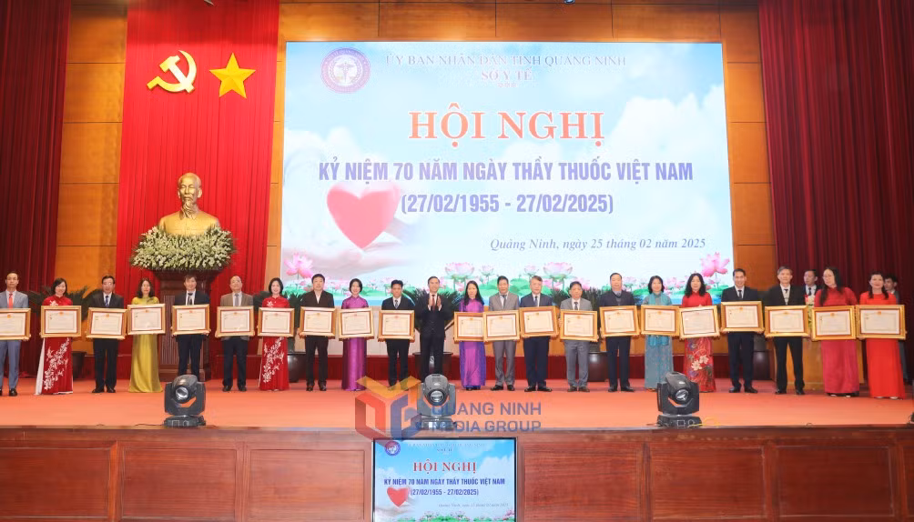 Thừa ủy quyền của Chủ tịch nước CHXHCN Việt Nam, đồng chí Phạm Đức Ấn, Chủ tịch UBND tỉnh, trao Quyết định phong tặng Thầy thuốc ưu tú cho 42 bác sĩ.