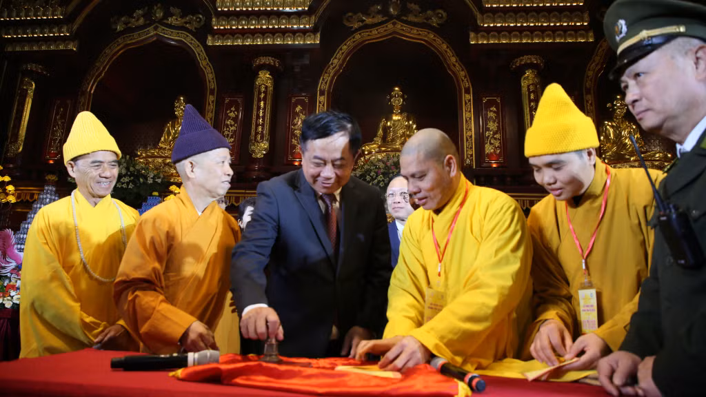 Các đại biểu làm lễ đóng dấu thiêng Yên Tử.