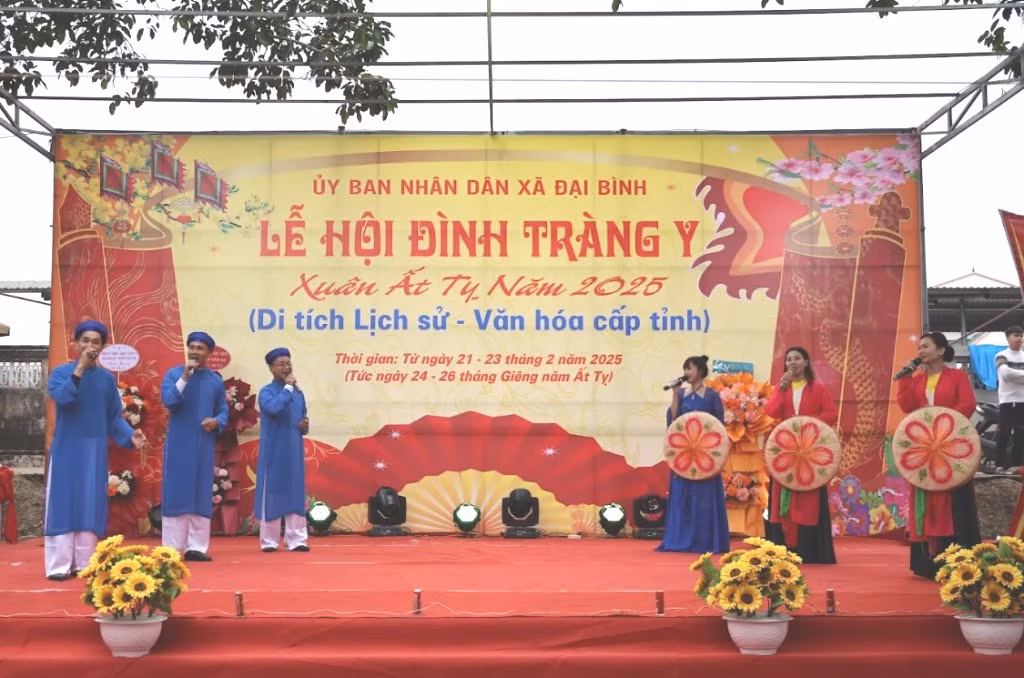 Văn nghệ chào mừng Khai hội.