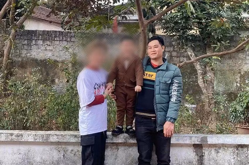 Công an huyện Thọ Xuân, Thanh Hóa đang truy bắt NPQ (áo xanh, bên phải), nghi sát hại con trai 4 tuổi rồi bỏ trốn lúc rạng sáng 4-2.
