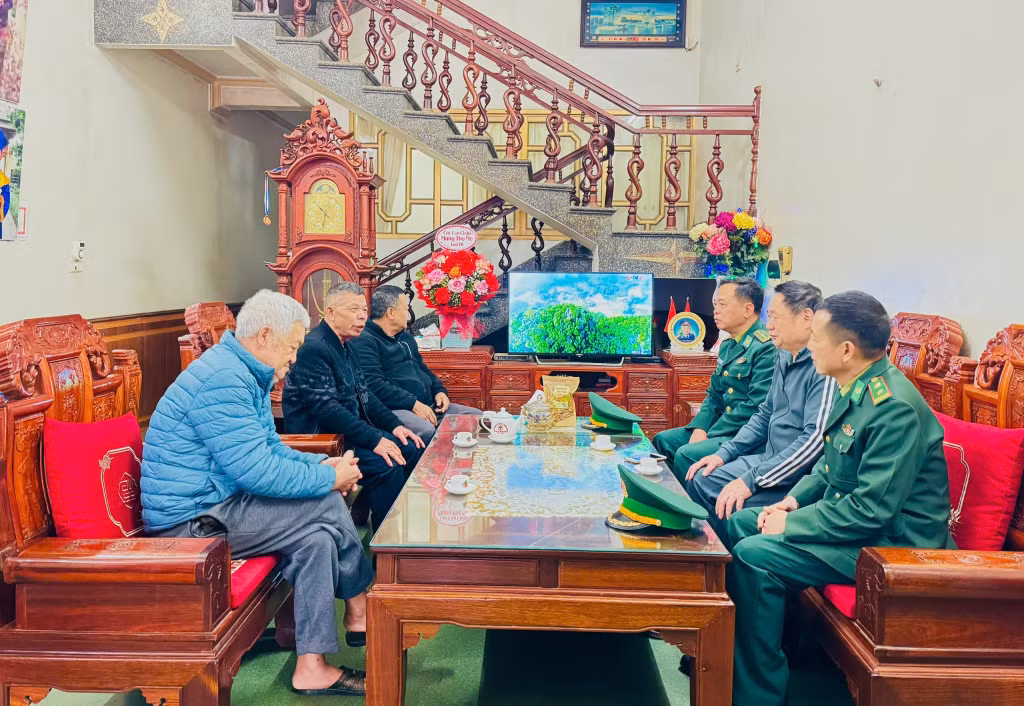 Lãnh đạo Đồn Biên phòng Trà Cổ thăm hỏi nhân dân phường Trà Cổ về hoạt động ngoại giao nhân dân với các địa phương biên giới nước bạn Trung Quốc.