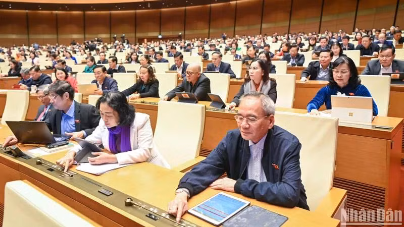 Đại biểu Quốc hội biểu quyết thông qua Luật sửa đổi, bổ sung một số điều của Luật Tổ chức Quốc hội. (Ảnh: DUY LINH)