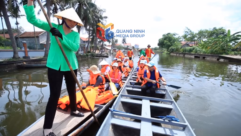 u khách trải nghiệm chèo thuyền trên sông Cửa Đình (Ảnh chụp năm 2019)