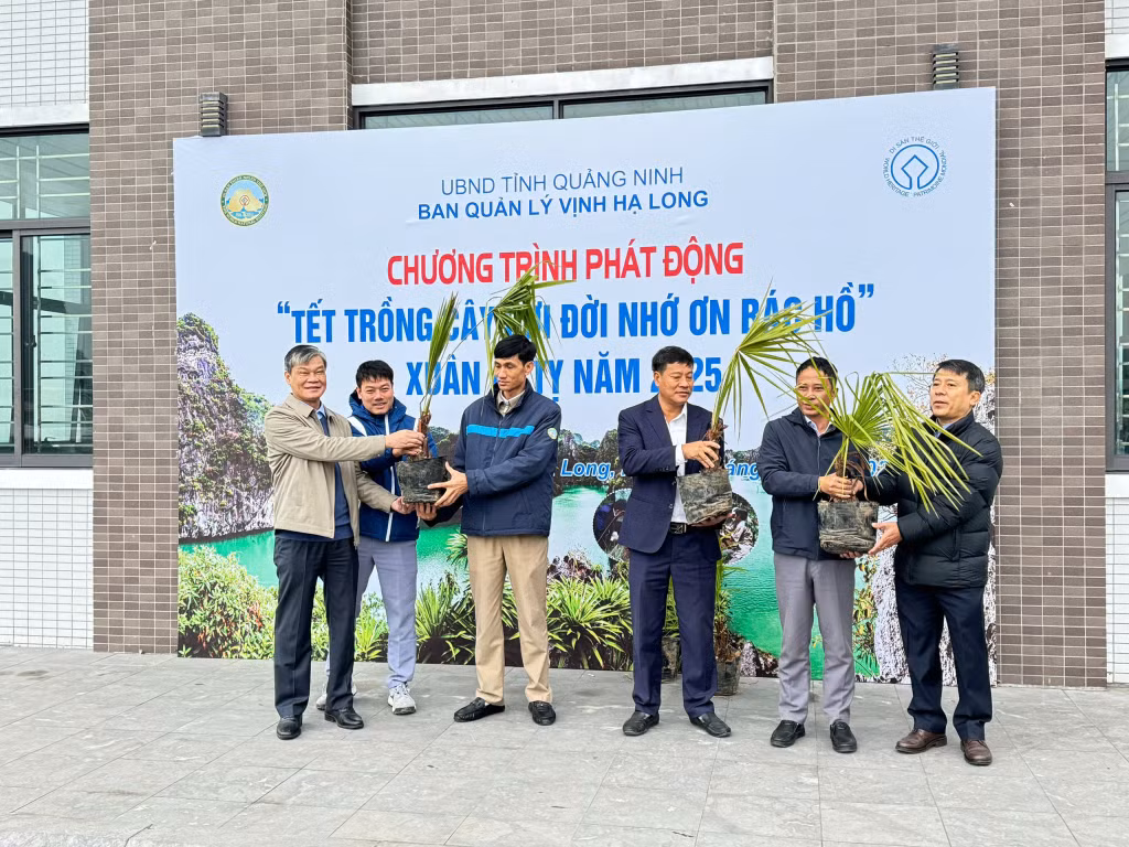 Các đơn vị nhận cây giống tại chương trình phát động Tết trồng cây trên Vịnh Hạ Long vừa qua. Ảnh: Hoàng Quỳnh