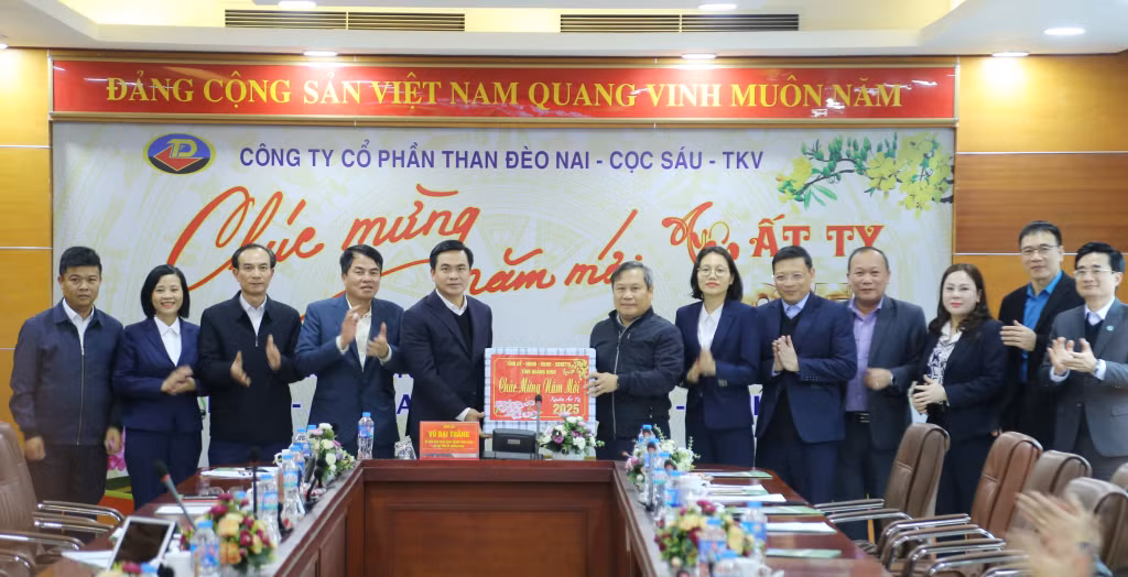 Đồng chí Bí thư Tỉnh ủy tặng quà cho đội ngũ cán bộ của Công ty CP Than Đèo Nai - Cọc Sáu.