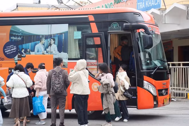 Nhóm giao thông cũng góp phần vào đà tăng của CPI với mức tăng 0,95%, tác động 0,09 điểm phần trăm vào CPI chung. (Ảnh: Hùng Đỗ/Vietnam+)