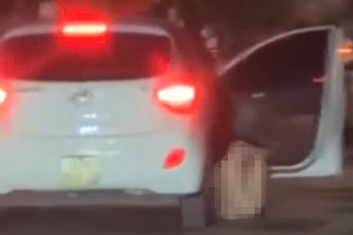Hình ảnh cô gái rơi khỏi xe. (Ảnh chụp màn hình)