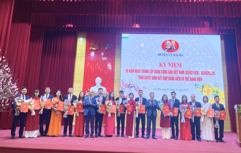 Các đồng chí lãnh đạo huyện trao quyết định kết nạp đảng viên mới cho 17 quần chúng ưu tú của các Chi, đảng bộ trực thuộc Huyện uỷ đợt 3/2/2025.