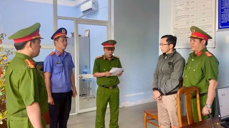 Cơ quan Công an bắt tạm giam thầy giáo Hải.