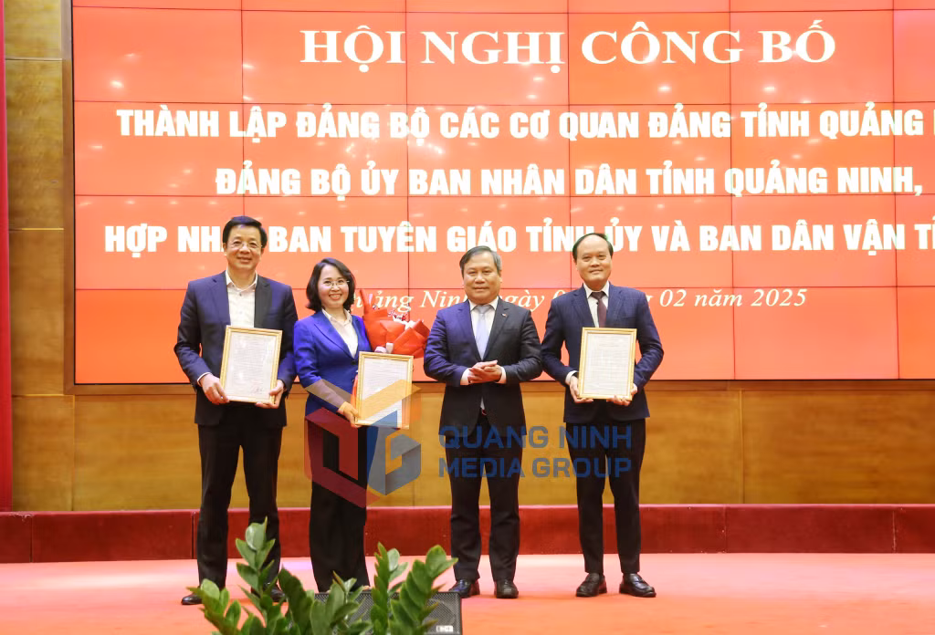 Đồng chí Vũ Đại Thắng, Ủy viên Trung ương Đảng, Bí thư Tỉnh ủy, trao quyết định thành lập Đảng bộ Các cơ quan Đảng tỉnh Quảng Ninh (2-2025). Ảnh: Thu Chung