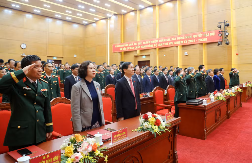 Các đại biểu tham dự Đại hội làm lễ chào cờ.