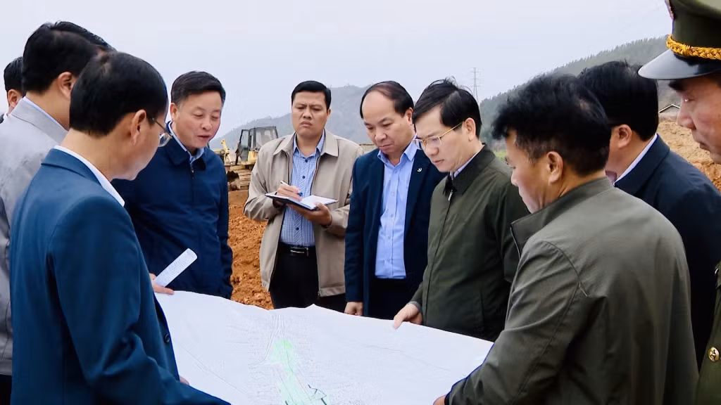 Các đồng chí lãnh đạo thành phố Hạ Long kiểm tra tiến độ Dự án Đường nối từ Tỉnh lộ 342 đến Quốc lộ 279 qua trung tâm xã Sơn Dương.