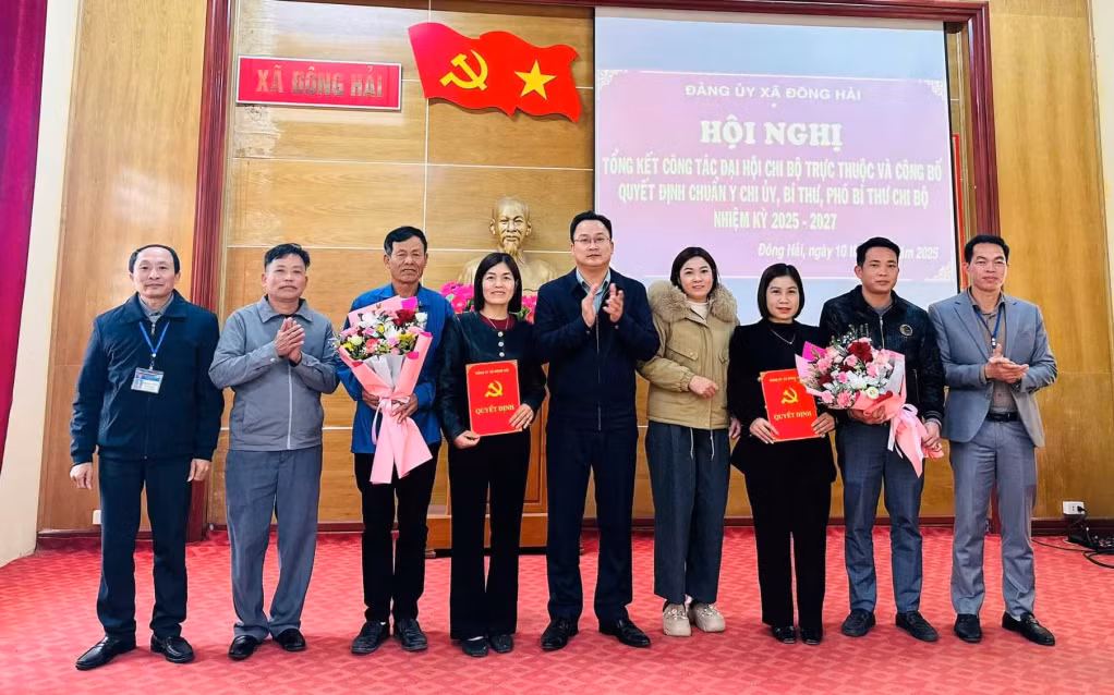 Xã Đông Hải, huyện Tiên Yên công bố và trao quyết định công nhận Ban Chi ủy, Bí thư, Phó Bí thư Chi bộ, nhiệm kỳ 2025-2027. Ảnh: Trung tâm TT&VH Tiên Yên.