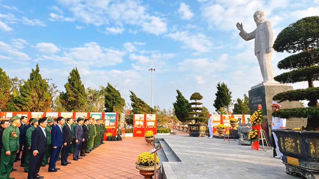 Các đồng chí đại biểu và tân binh tham dự Lễ Thượng cờ Tổ quốc và dân hương, dâng hoa tại tượng đài Chủ tịch Hồ Chí Minh.