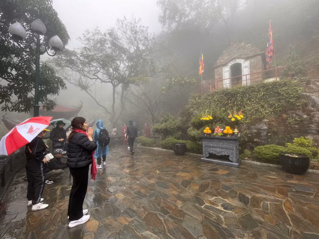 Người dân chiêm bái tại chùa Ngọa Vân (TP Đông Triều) trong ngày 5/2 (mồng 8 tháng Giêng).