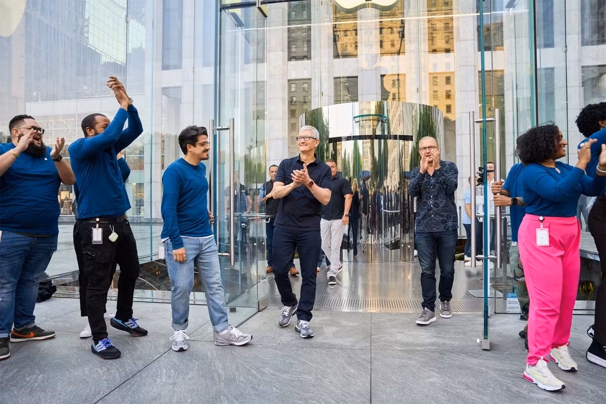CEO Tim Cook xuất hiện trong sự kiện mở bán iPhone mới vào năm 2022. Ảnh: Apple.